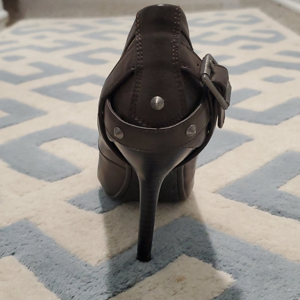 Heels - Picture 2 of 6